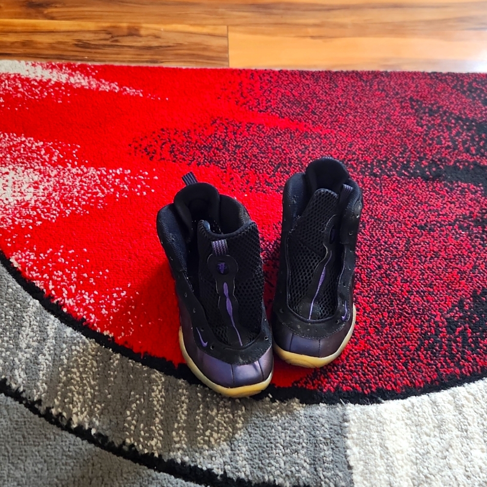 Worn Foam posit kids size 13C no lace